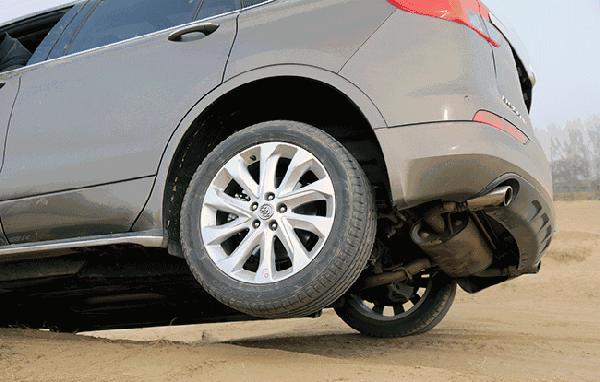 汽车左后轮哐当异响怎么回事,汽车后轮有嘎吱异响是什么原因