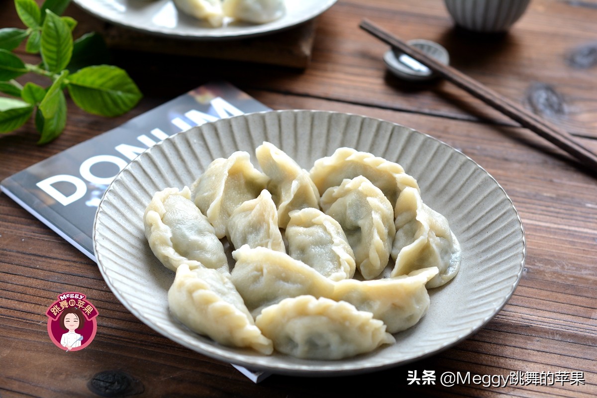 我家吃饺子一锅俩馅，喜欢哪个夹哪个，从没失手过，吃到肚撑