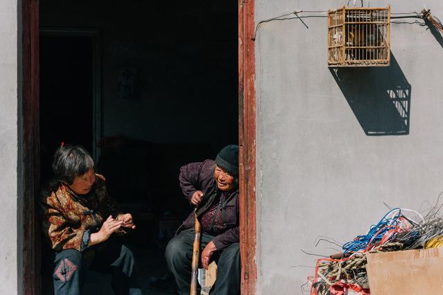 “人老了，儿女不赡养老人怎么办？”4位老人给出4种方法，聪明