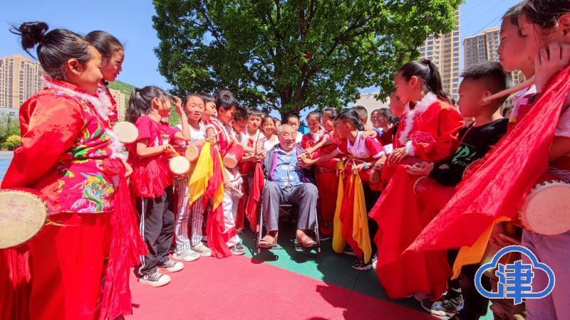 瞧！这群茂腾腾的娃娃打着腰鼓为*党**庆生