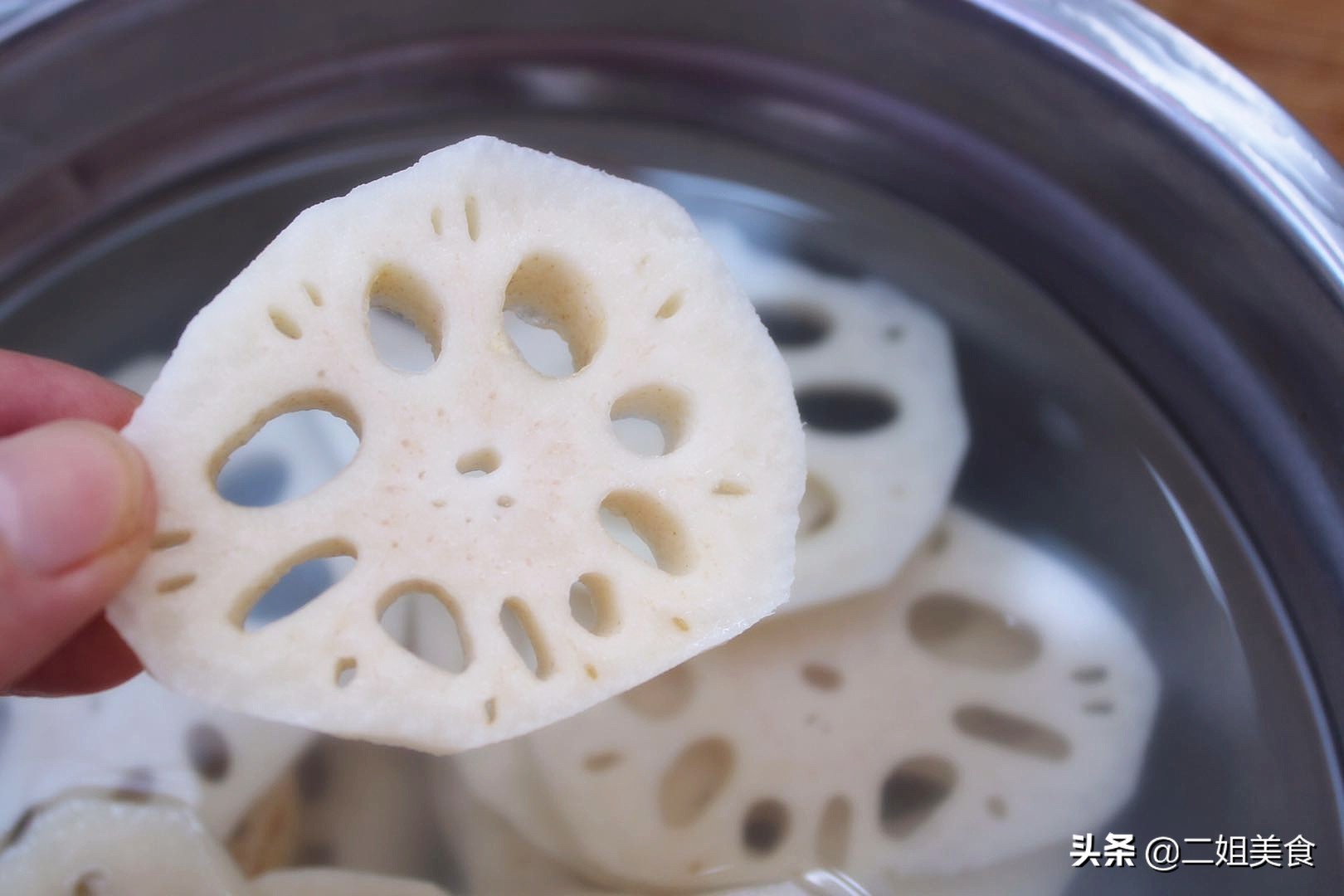 不切开莲藕怎样清洗莲藕里的泥,莲藕怎么清洗才能吃得放心