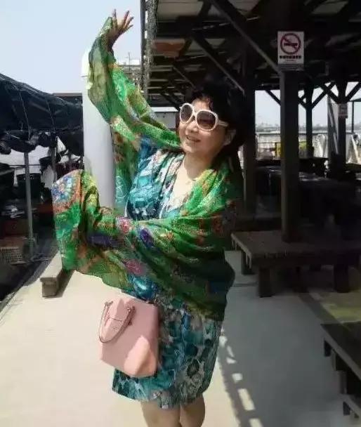 爸妈的拍照技术差距有多大,爸妈一起拍照姿势