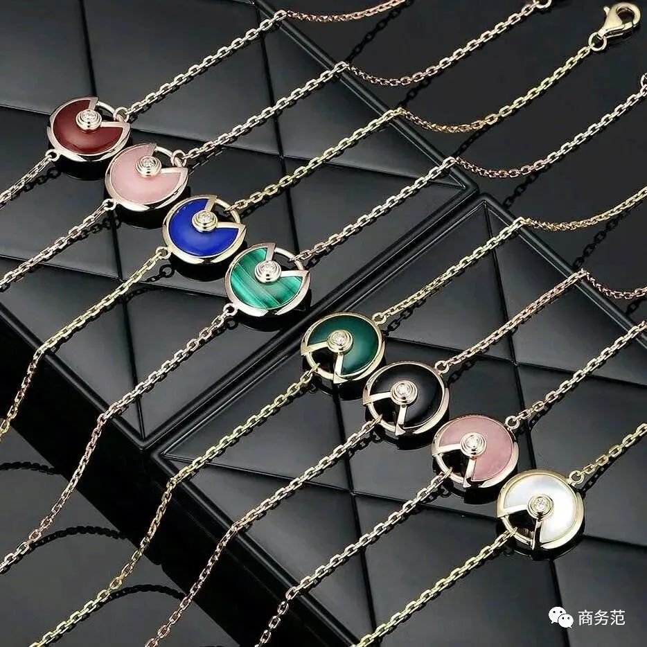 孟晚舟的穿搭首饰,孟晚舟戴的是新款梵克雅宝吗