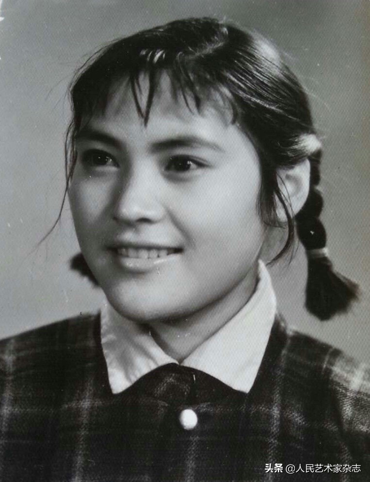 她是80年代长影厂当家花旦，19岁因报幕被选中出演平原游击队，中年无戏可拍，复出电影由钟南山担任顾问