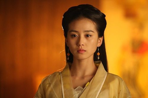 黄衫女子跟尹志平有关吗？她到底是小龙女还是郭芙的后人？