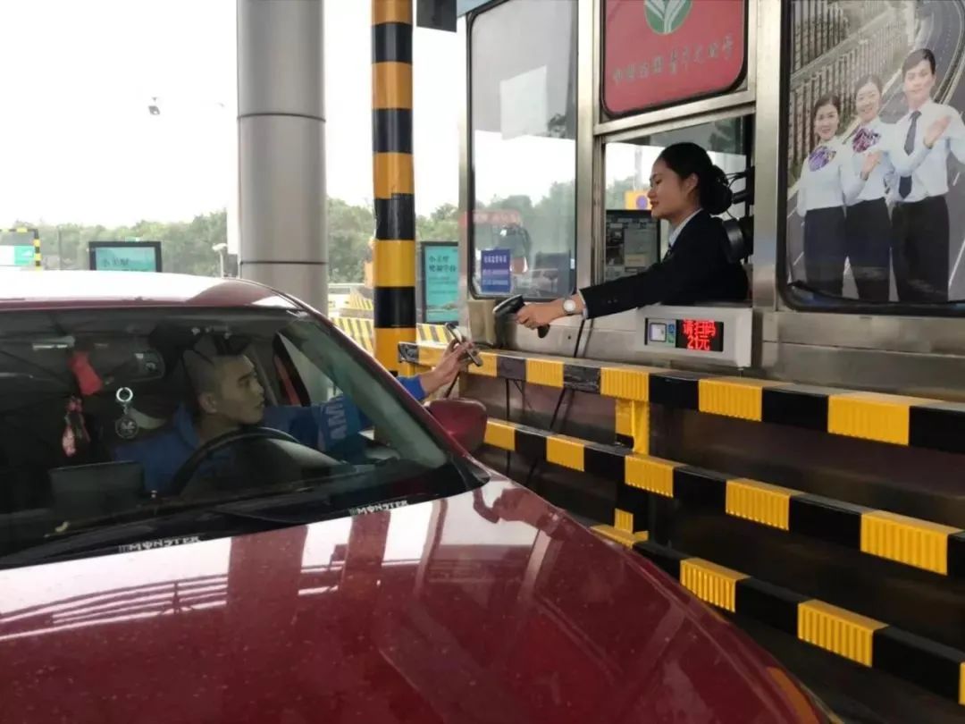 下高速忘记给卡缴费怎么办,下高速没有收费卡没收走怎么办