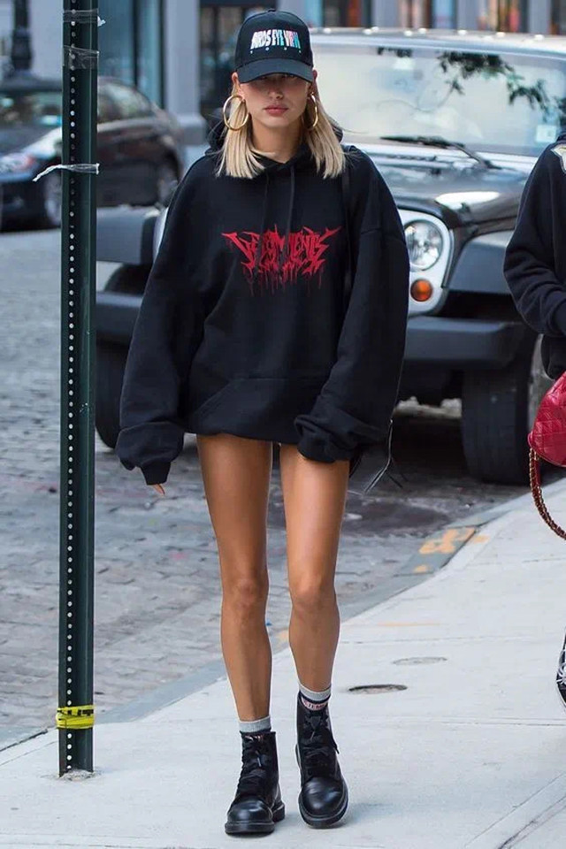 卫衣短靴今年秋冬最in穿搭,带帽卫衣配光腿神器短靴秋冬