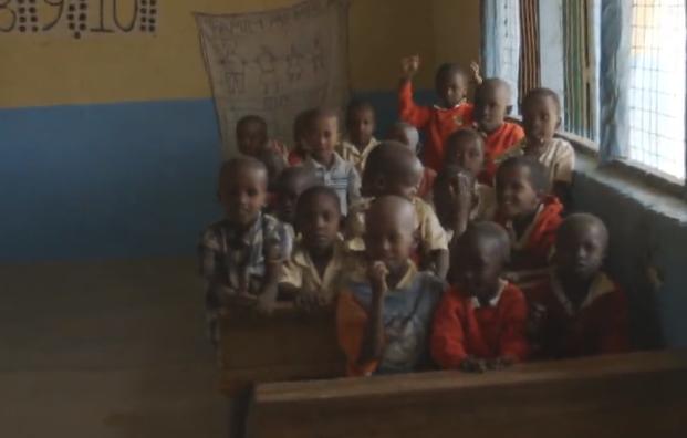 非洲女人拒绝割礼，自己用牛粪盖房建立女人村，拒绝男人进入