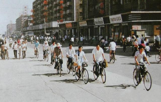 上个世纪70年代工人的工资,上世纪80年代一个月工资是多少