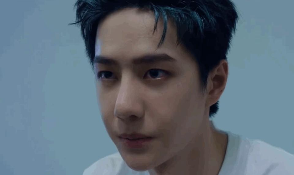 王一博安踏奥运会短袖,王一博奥运宣传片七彩衣服