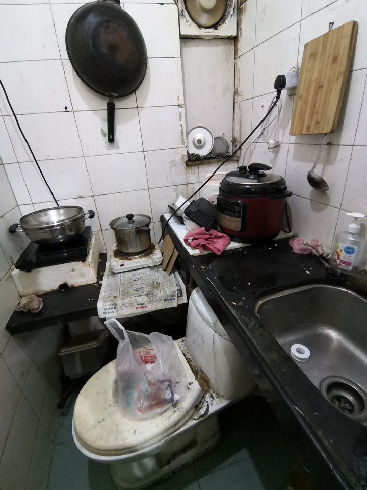 香港人居住在三平米房间 (在香港住三平米房子的人)