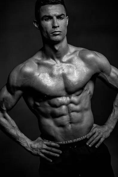 c罗和女朋友游泳,37岁c罗自律身材