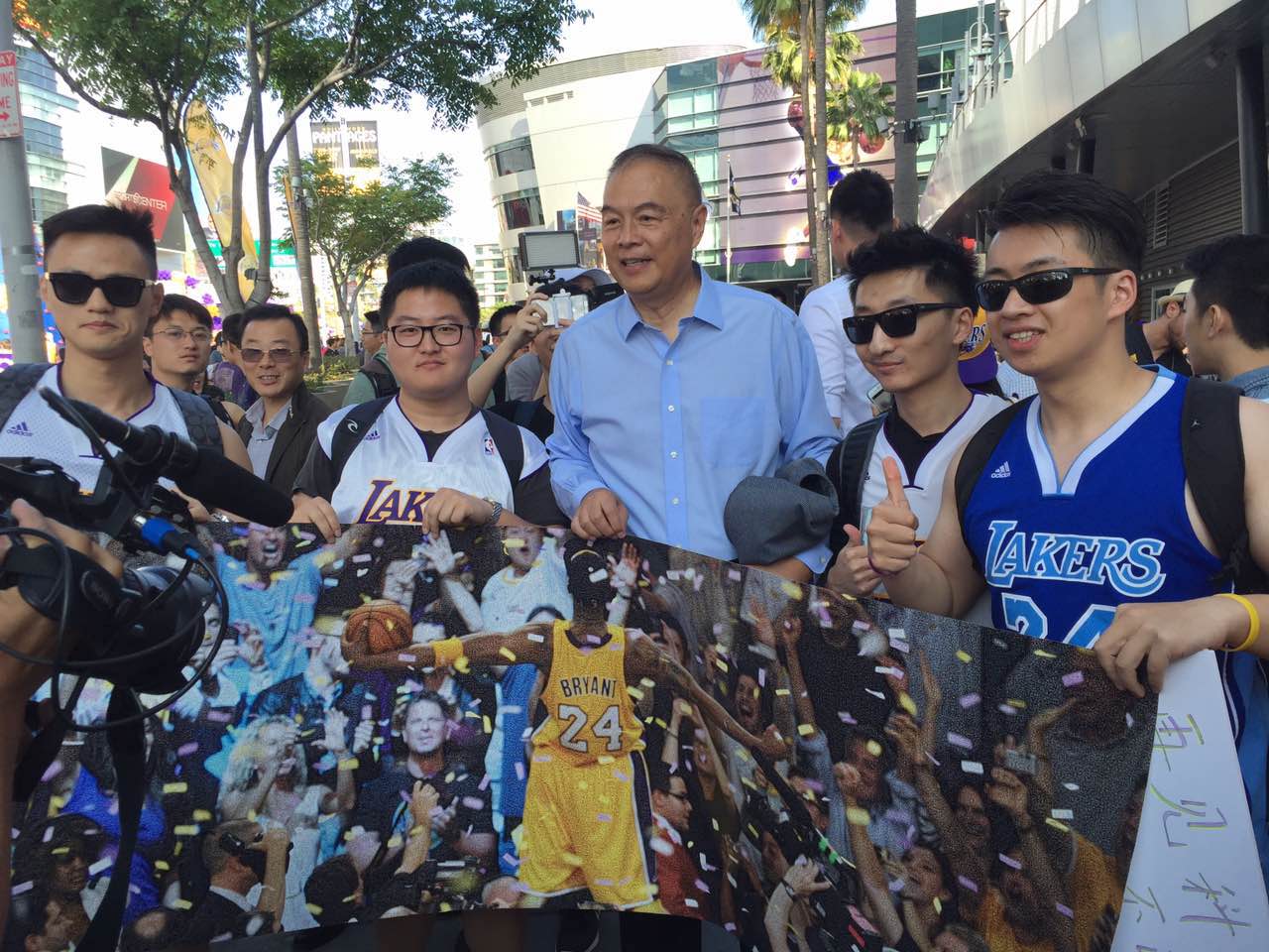 中国国家队教练给美国大学篮球队包脚赚钱,后来成为篮球解说教父