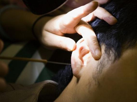 给三岁小男孩掏耳朵,3岁宝宝总是反复用手掏嗓子