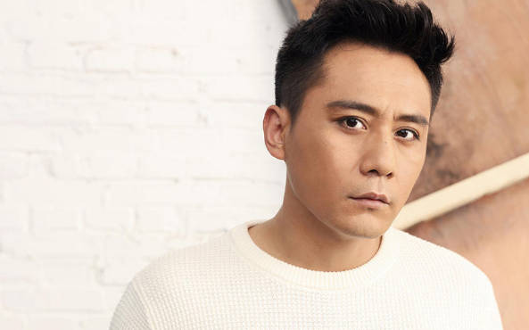 41岁“演技派”刘烨，曾3夺影帝娶小两岁娇妻，今一家四口惹人羡