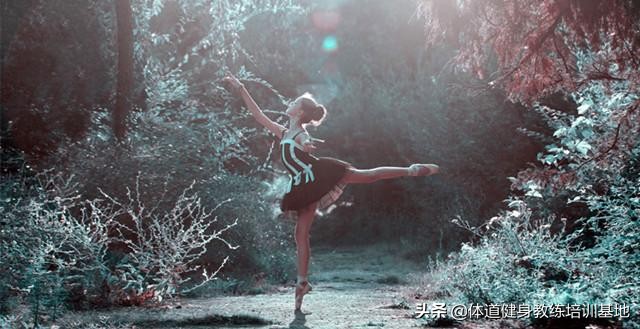 八个动作练出天鹅颈,三分钟天鹅臂锻炼方法