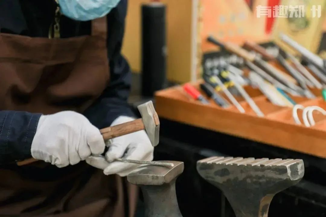 90后男孩子创业做什么工作,郑州27岁小伙修鞋创业