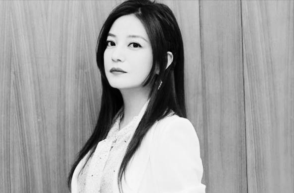 黄晓明狂追赵薇十几年，昨晚却删除赵薇所有内容！他知道什么？