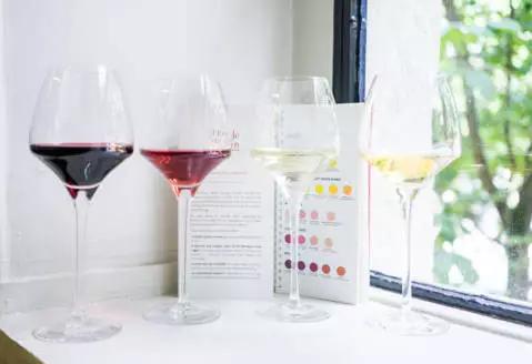 葡萄酒颜色褐色正常吗,干红葡萄酒颜色浅是低端酒吗