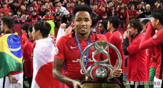 壕气冲天？中超外援喜提纯金打造的手机壳！他在卓尔年薪近2800万