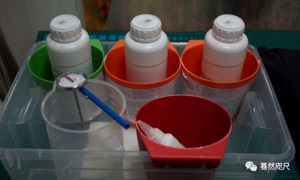 d76黑白胶卷冲洗经验,暗房洗胶卷用什么颜色灯