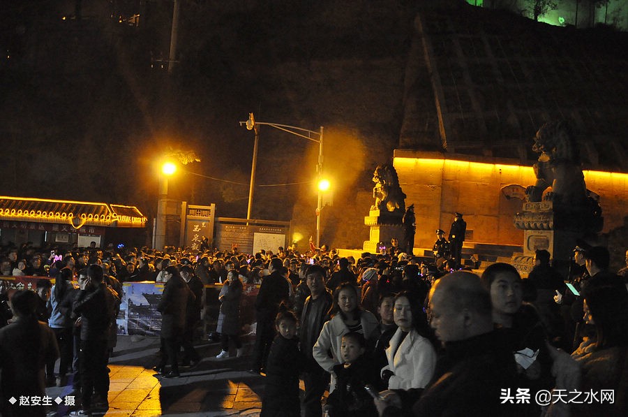 甘肃天水数万民众“上九朝观”祈福纳祥争烧头柱香！（组图）