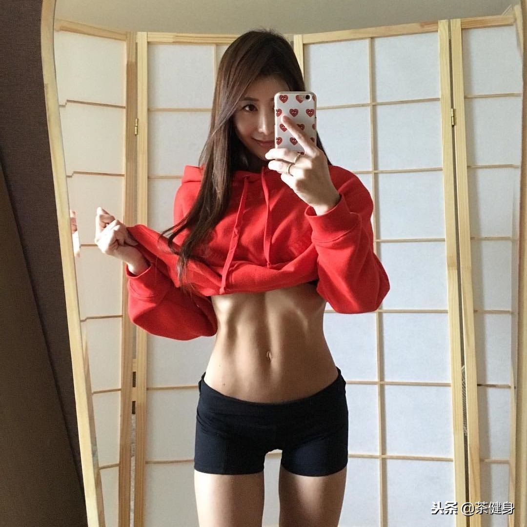 用收腹轮减掉大肚腩的方法,这个动作轻松甩掉大肚腩水桶腰