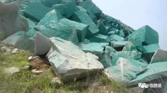 【法治热点早知道】悬赏缉捕2个月,这名涉黑女赏金从2万涨到50万,为啥?