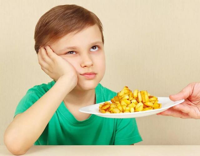 奶奶老是给孩子玩手机怎么办,奶奶总给孩子吃零食