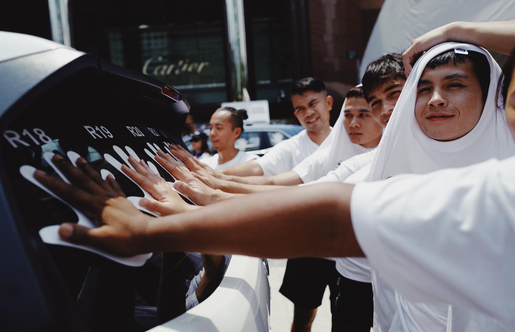 这个人把手摸在车上超过3天3夜赢了一辆车你觉得你行不？