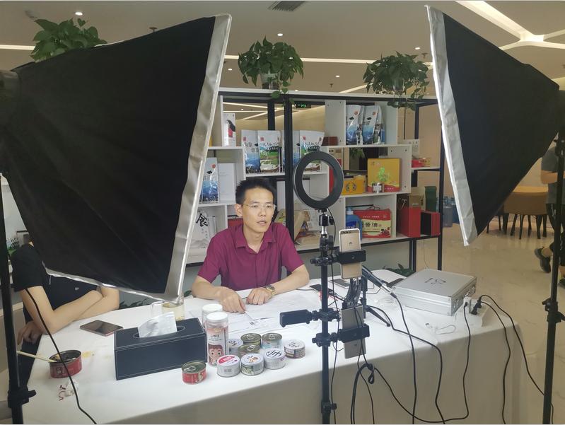 首次正式带货，主播权帅教你吃播是怎样炼成的？