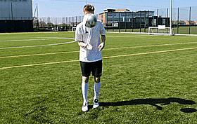 学足球是先练颠球还是先练球感,足球颠球能提升球感吗