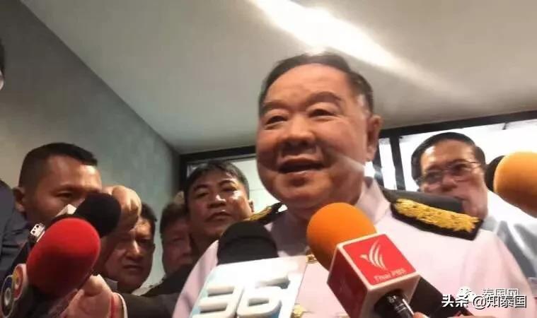 *弹子**警告!素拉切的车,在路边被枪手打成了马蜂窝……