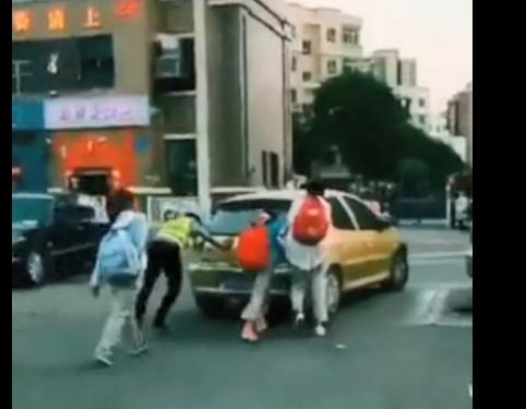 “霸道”女副行长：逼出轨丈夫砍手指，把下属当佣人驱使