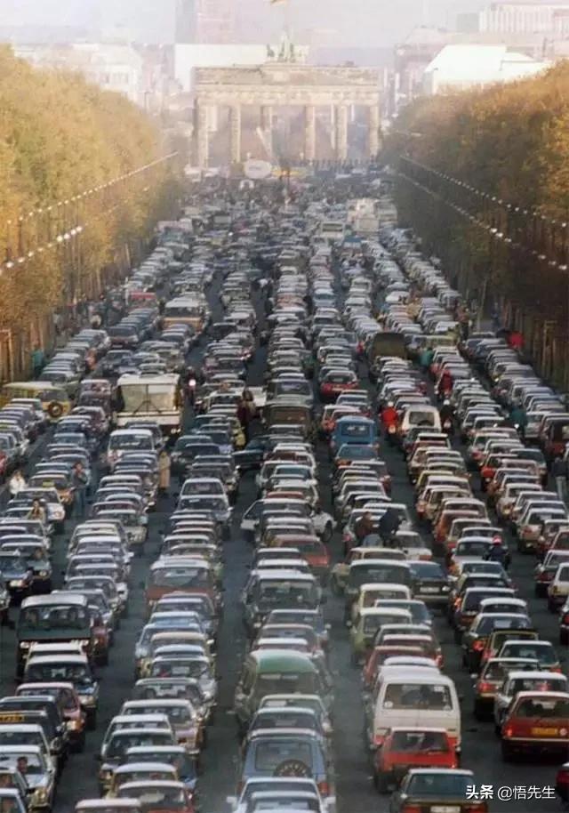 霍金年轻时帅气的照片,霍金年轻时帅照