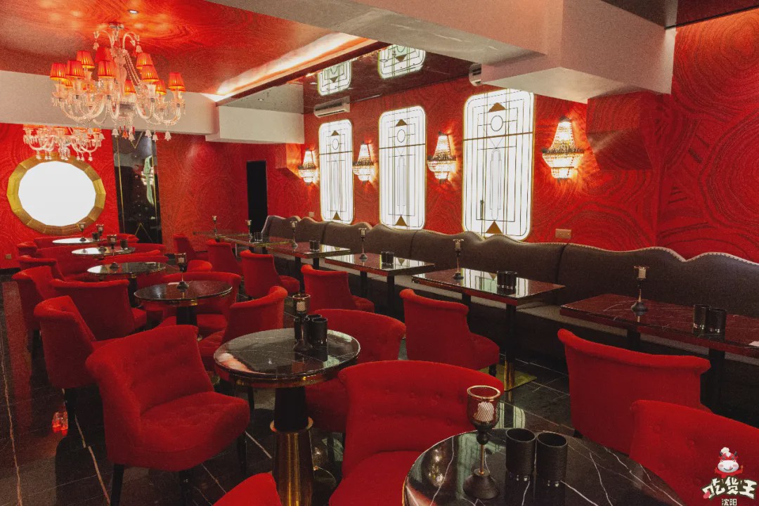 这家藏在居民楼里の「复古酒吧」，居然靠着“人气美食”上位？