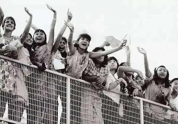 香港无人街头，许冠杰开了场一个人的演唱会，255万人观看！