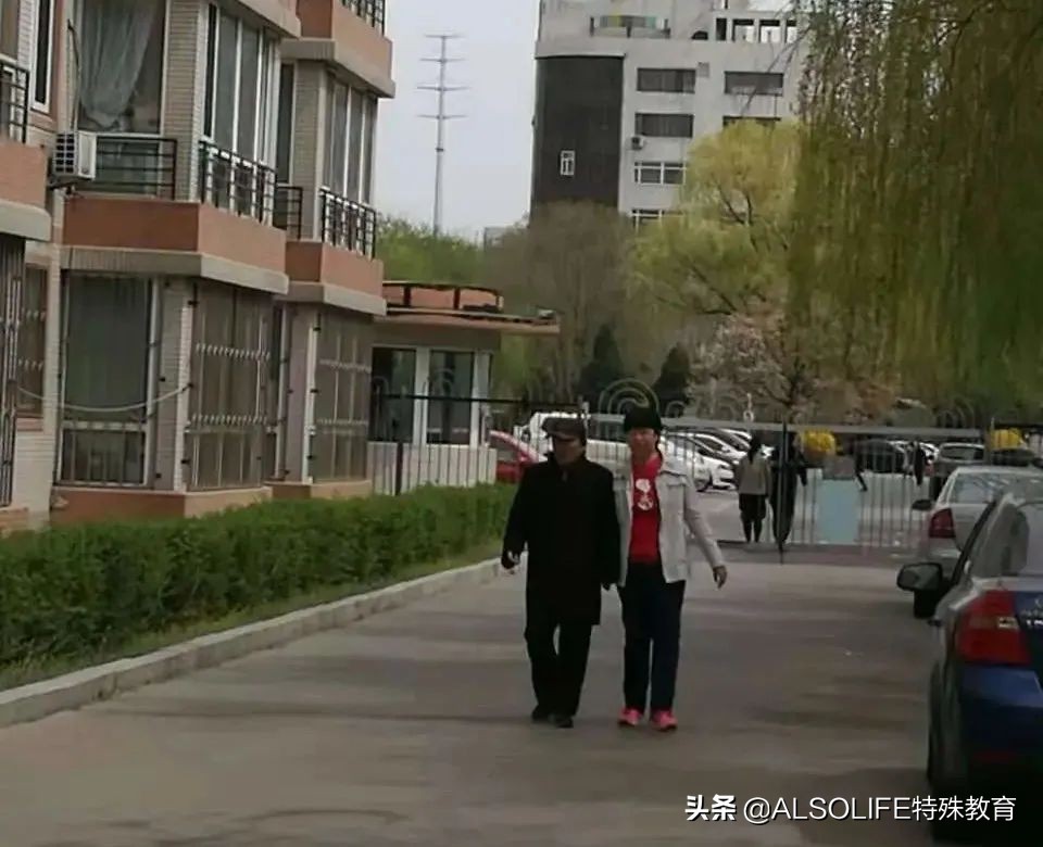 双盲6年，自闭症外孙女成为姥爷的“眼睛”