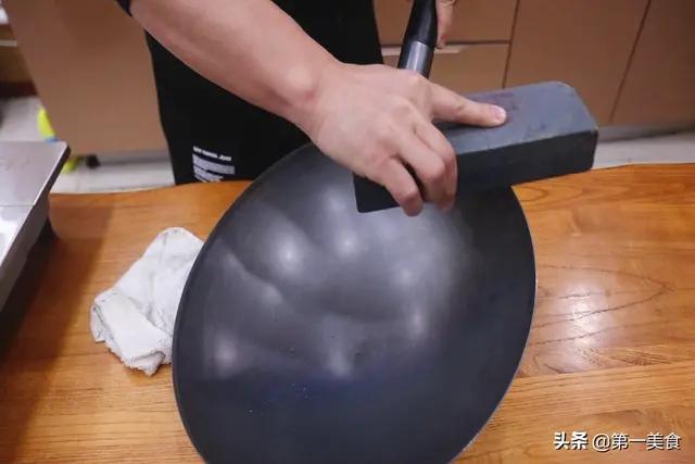 开过锅的铁锅怎么才能越用越不粘,使用过的铁锅怎样可以不粘锅