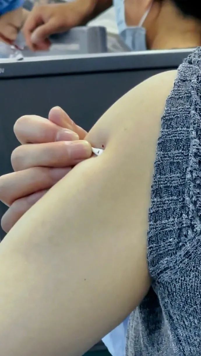 “网上买了件*男猛**T恤后？”哈哈哈哈快停止散发你的魅力吧