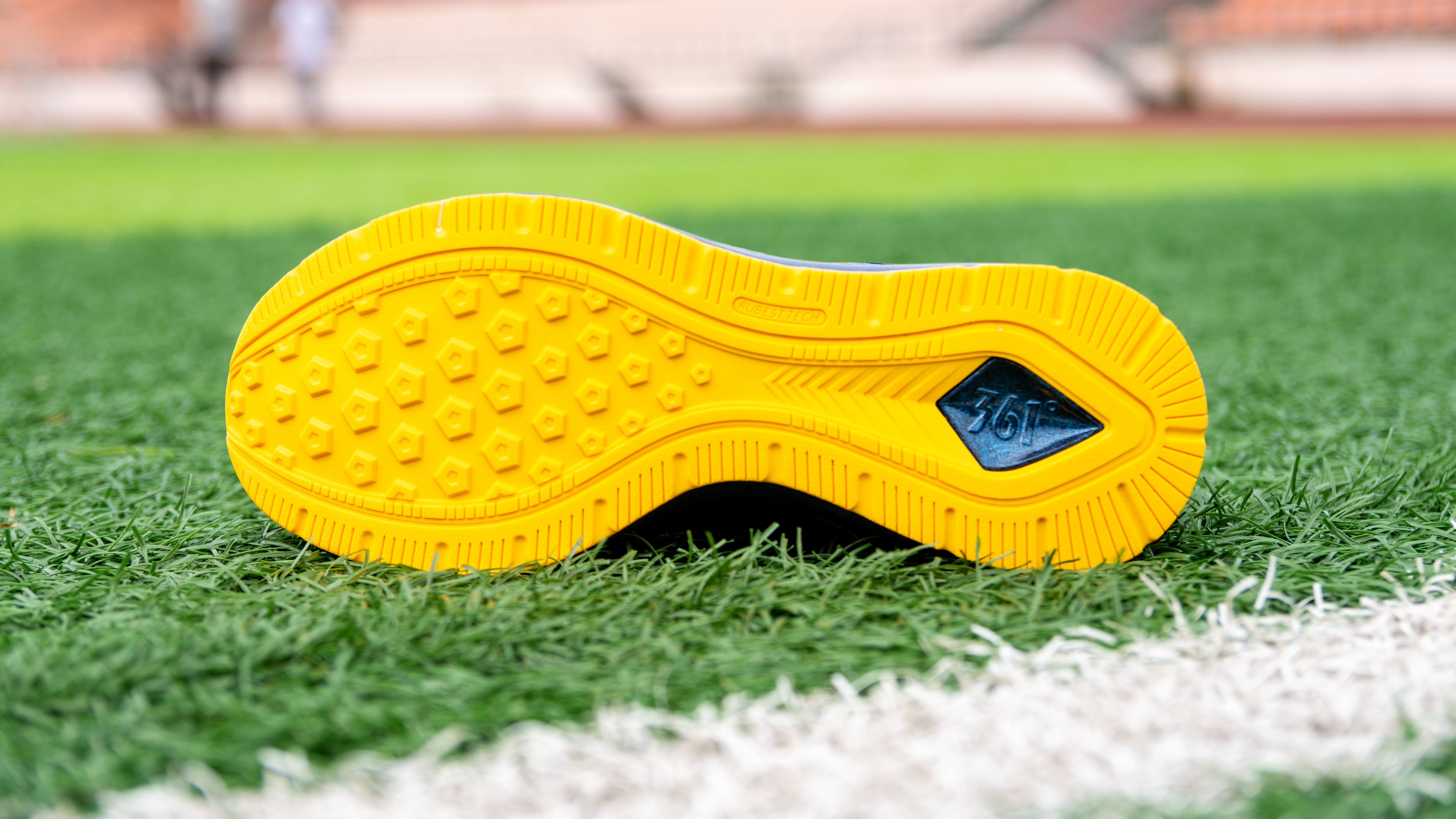 跑鞋硬弹脚感,跑鞋黑科技鞋名