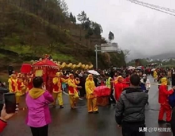 梅干岭看民俗表演有感（七绝）