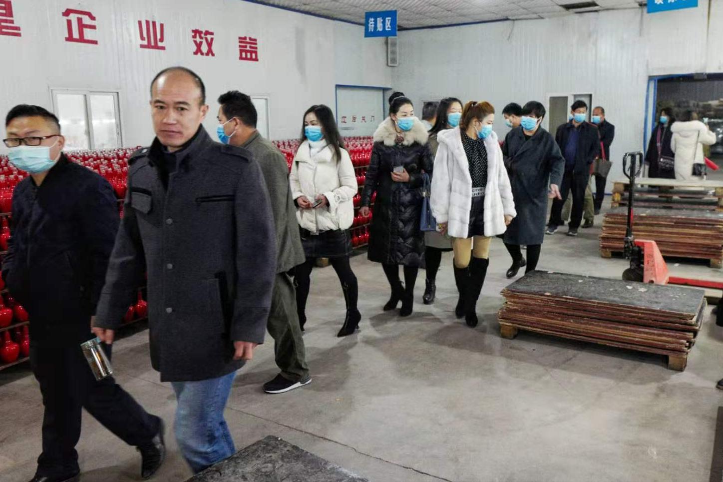 一杯好酒•与众不同洛阳蔡州商会到洛阳古洛酒铺生产基地走访调研