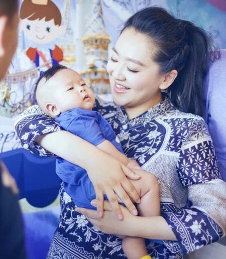 高龄生子、嫁神秘富商、退休成网红，“童年回忆”们变样了吗？