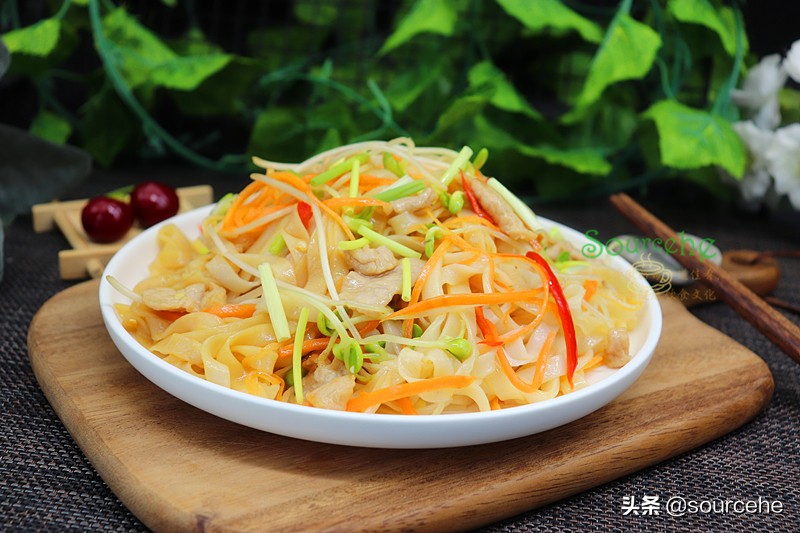 炒河粉摆摊河粉怎么炒不粘锅不碎,炒河粉微微辣