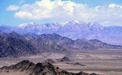 阿尔金山上的“路桥”人