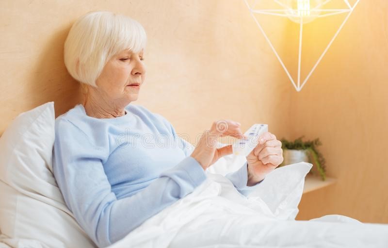 中老年女性膝盖疼痛吃氨糖有用吗,老年人膝盖老化疼痛吃氨糖管用吗