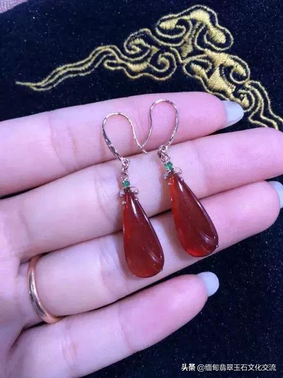 奇葩土豪竟把翡翠丢进火炉烧,烧出后色彩却十分鲜艳漂亮