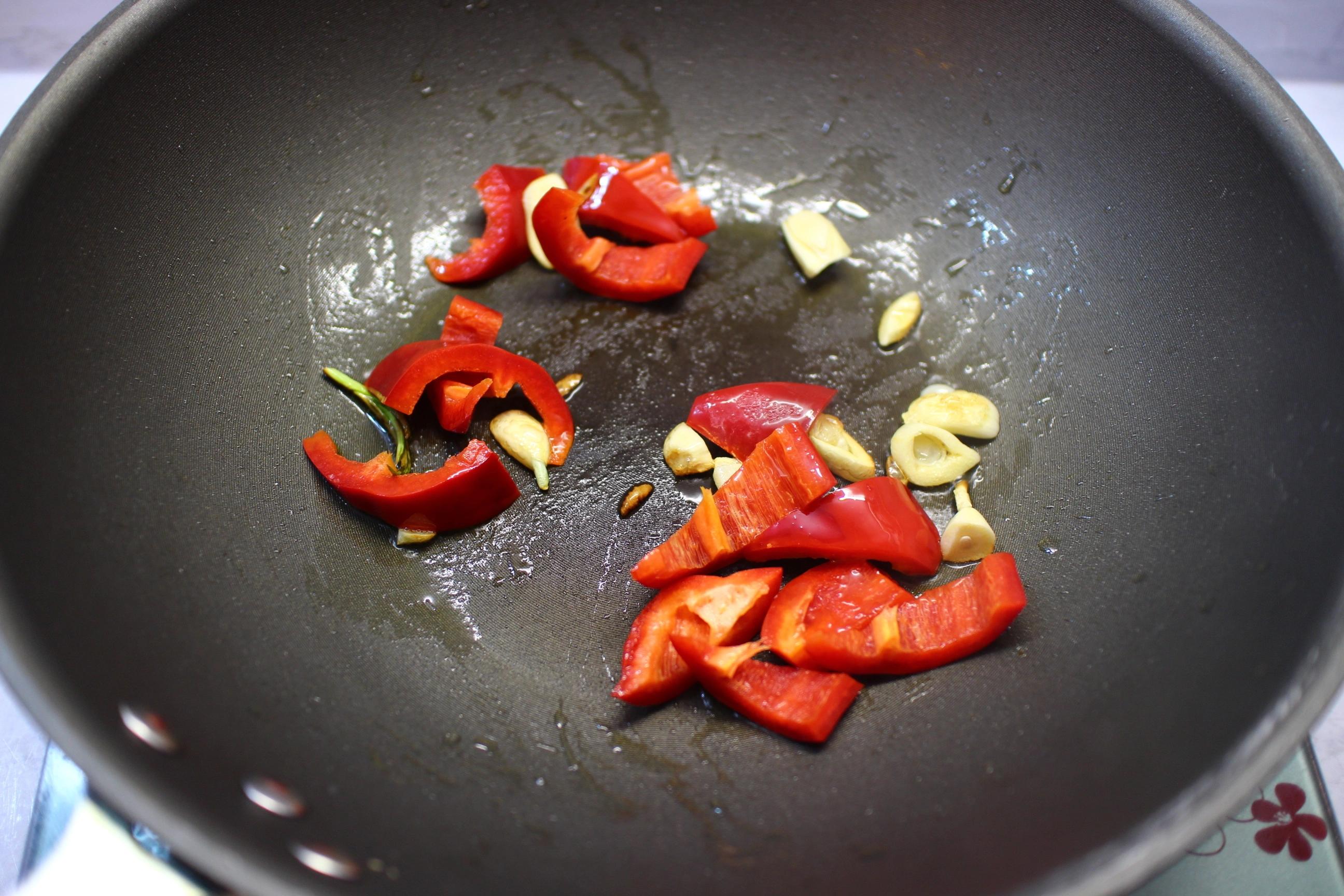 芦笋炒虾仁应季菜品,清脆爽口,女人常吃越来越苗条