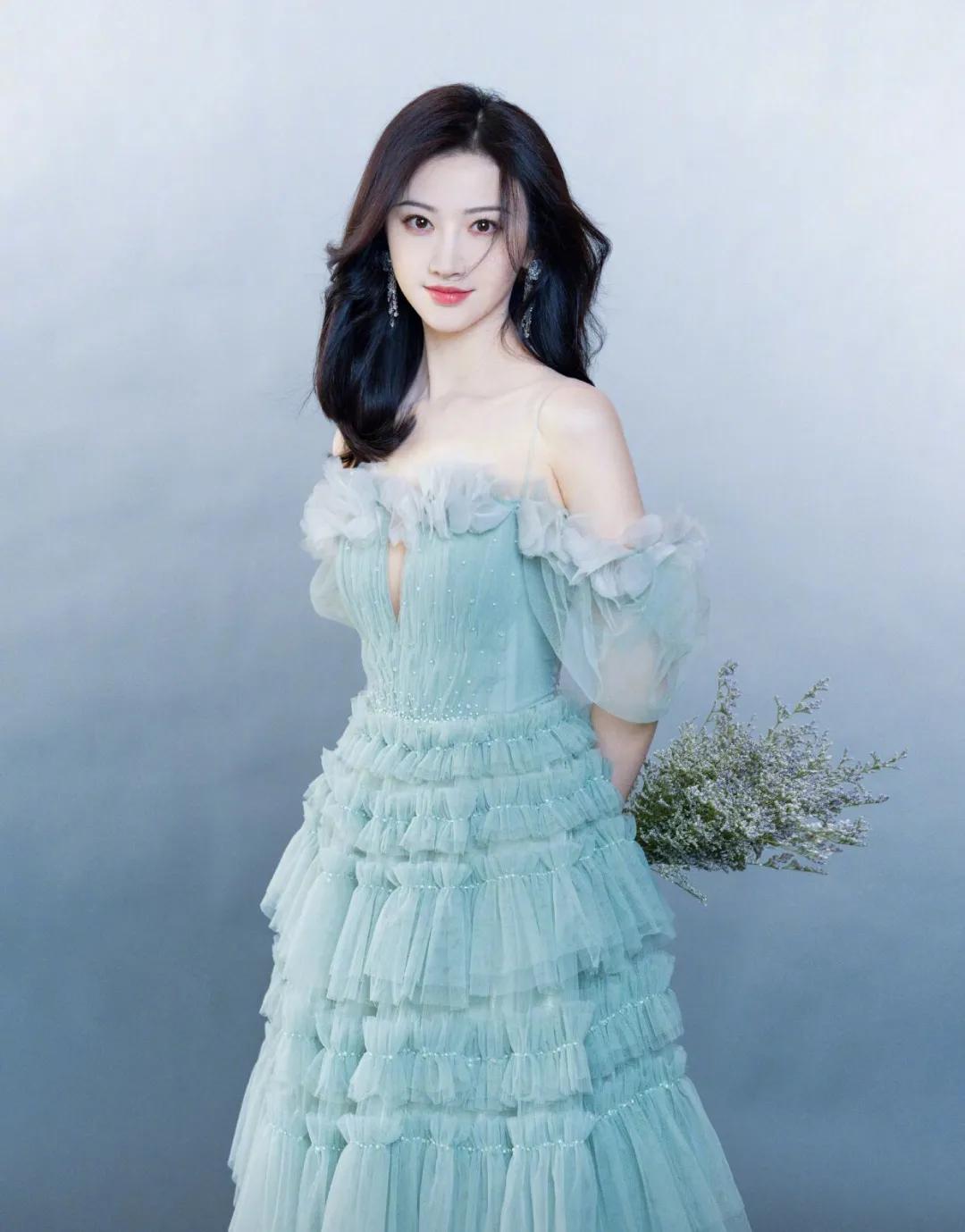 景甜素颜曝光认不出，自拍双眼皮疤痕明显，曾大方承认自己整容